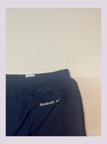 Entdecke unsere Vintage Track Pants von Nike und anderen Marken, erhältlich bei Valuxery.de - Dein Shop für trendige Vintage - Kleidung. Unsere Track Pants sind aus hochwertigen Materialien und