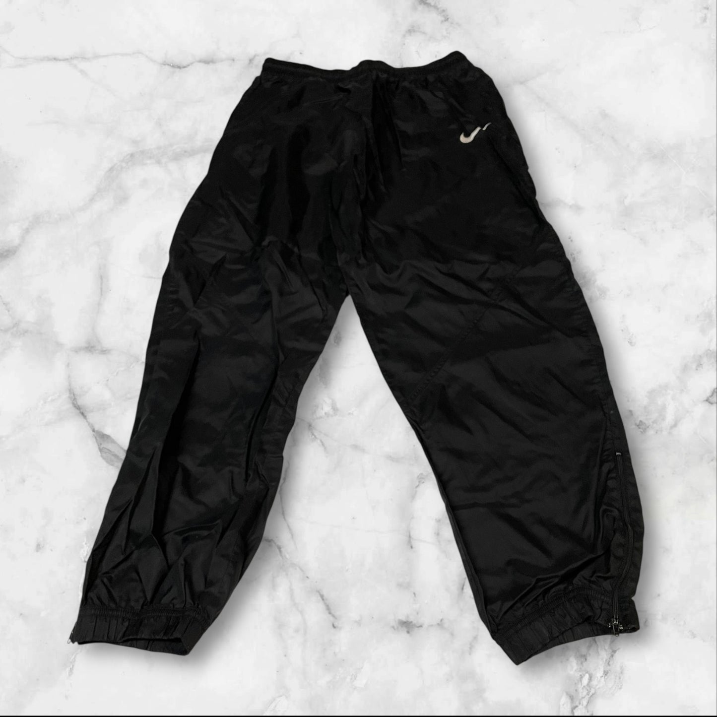 Entdecke unsere Vintage Track Pants von Nike und anderen Marken, erhältlich bei Valuxery.de - Dein Shop für trendige Vintage - Kleidung. Unsere Track Pants sind aus hochwertigen Materialien und