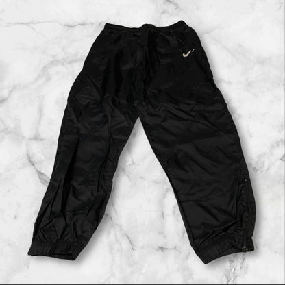 Entdecke unsere Vintage Track Pants von Nike und anderen Marken, erhältlich bei Valuxery.de - Dein Shop für trendige Vintage - Kleidung. Unsere Track Pants sind aus hochwertigen Materialien und