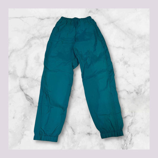 Entdecke unsere Vintage Track Pants von Nike und anderen Marken, erhältlich bei Valuxery.de - Dein Shop für trendige Vintage - Kleidung. Unsere Track Pants sind aus hochwertigen Materialien und