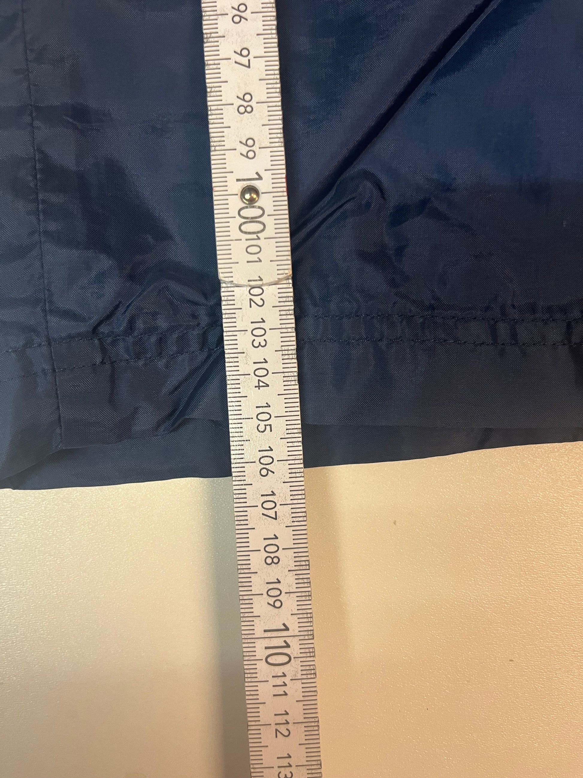 Entdecke unsere Vintage Track Pants von Nike und anderen Marken, erhältlich bei Valuxery.de - Dein Shop für trendige Vintage - Kleidung. Unsere Track Pants sind aus hochwertigen Materialien und