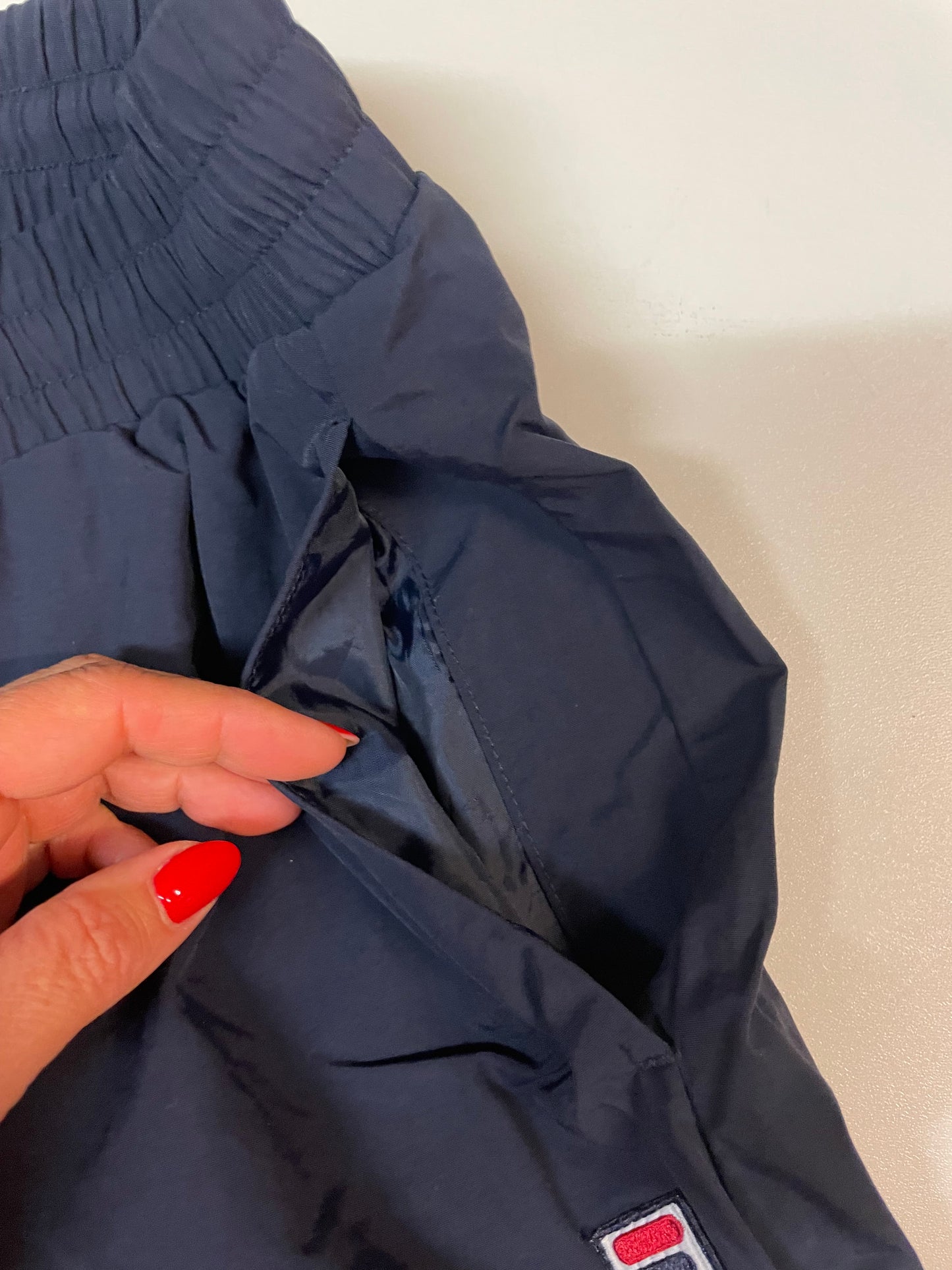 Entdecke unsere Vintage Track Pants von Nike und anderen Marken, erhältlich bei Valuxery.de - Dein Shop für trendige Vintage - Kleidung. Unsere Track Pants sind aus hochwertigen Materialien und