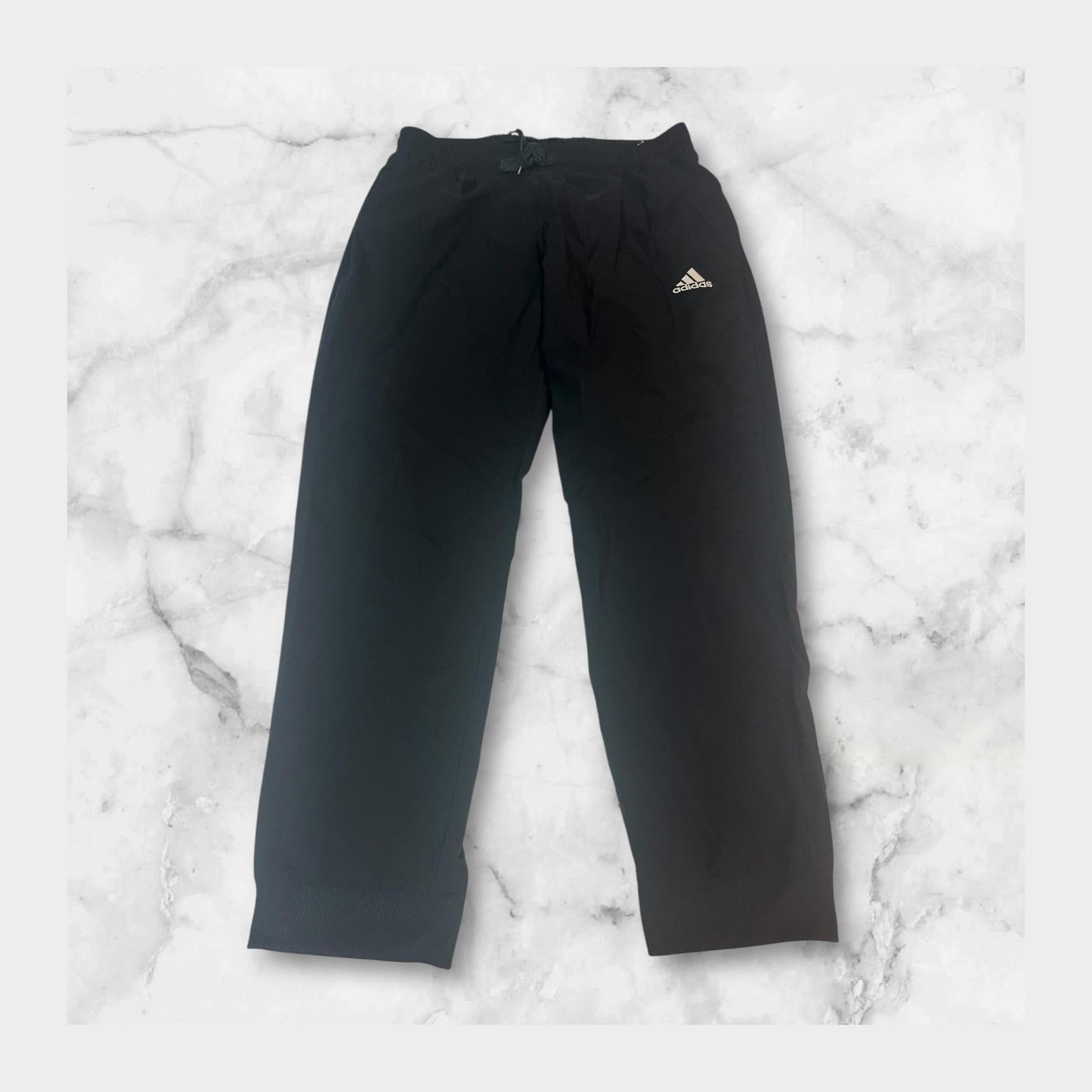 Entdecke unsere Vintage Track Pants von Nike und anderen Marken, erhältlich bei Valuxery.de - Dein Shop für trendige Vintage - Kleidung. Unsere Track Pants sind aus hochwertigen Materialien und