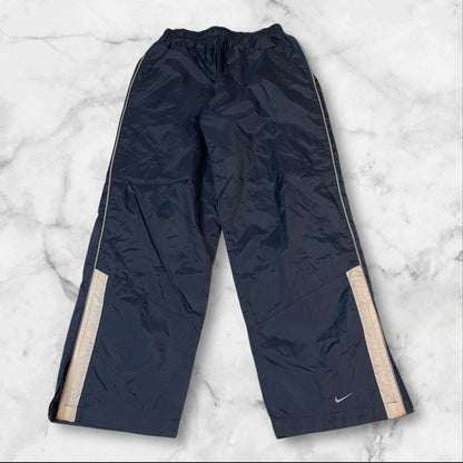 Entdecke unsere Vintage Track Pants von Nike und anderen Marken, erhältlich bei Valuxery.de - Dein Shop für trendige Vintage - Kleidung. Unsere Track Pants sind aus hochwertigen Materialien und