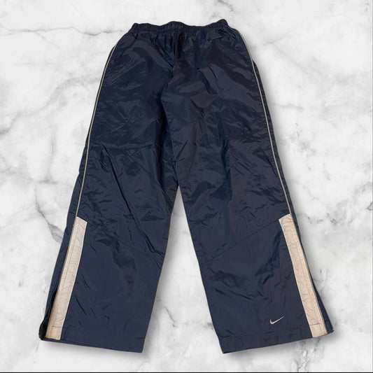Entdecke unsere Vintage Track Pants von Nike und anderen Marken, erhältlich bei Valuxery.de - Dein Shop für trendige Vintage - Kleidung. Unsere Track Pants sind aus hochwertigen Materialien und