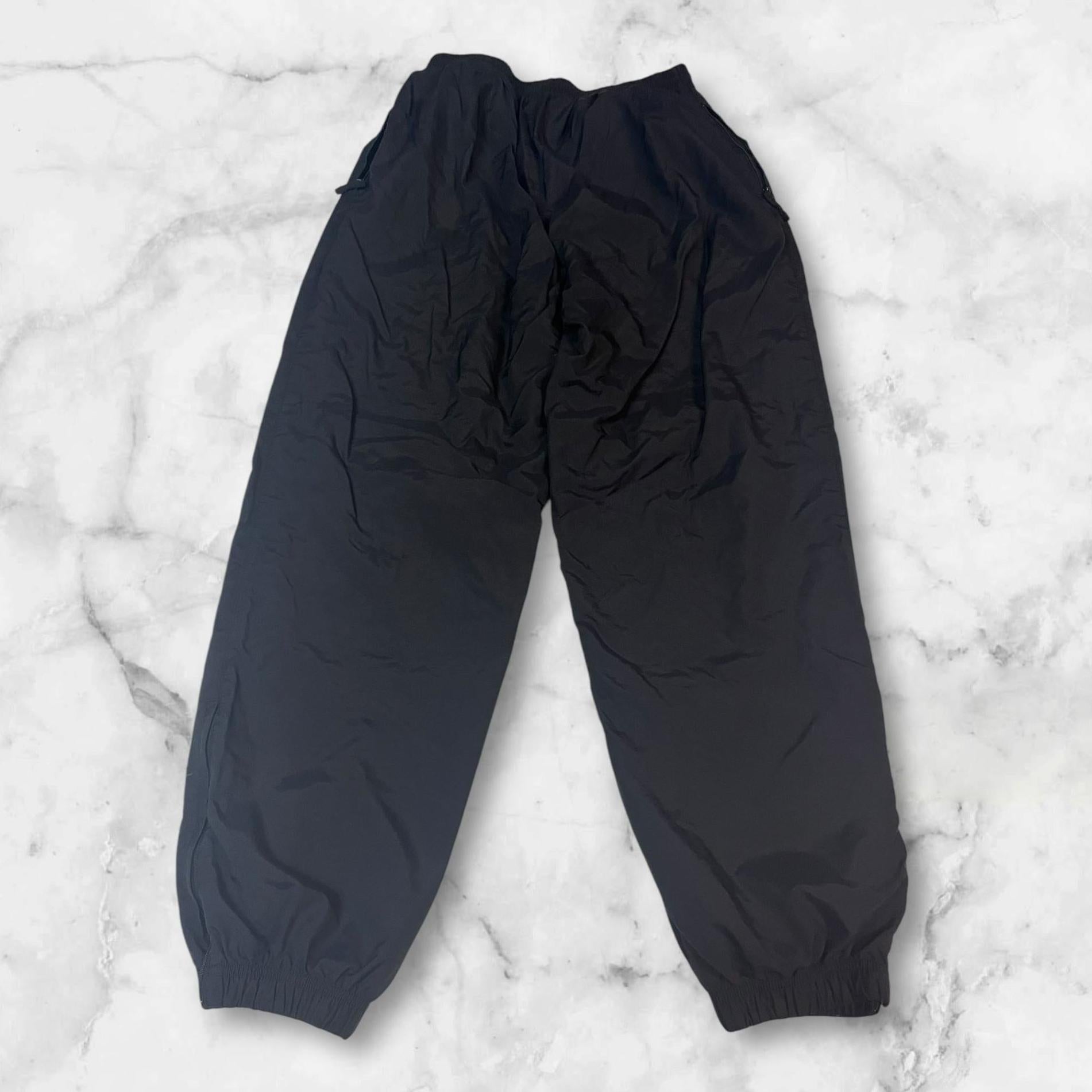 Entdecke unsere Vintage Track Pants von Nike und anderen Marken, erhältlich bei Valuxery.de - Dein Shop für trendige Vintage - Kleidung. Unsere Track Pants sind aus hochwertigen Materialien und