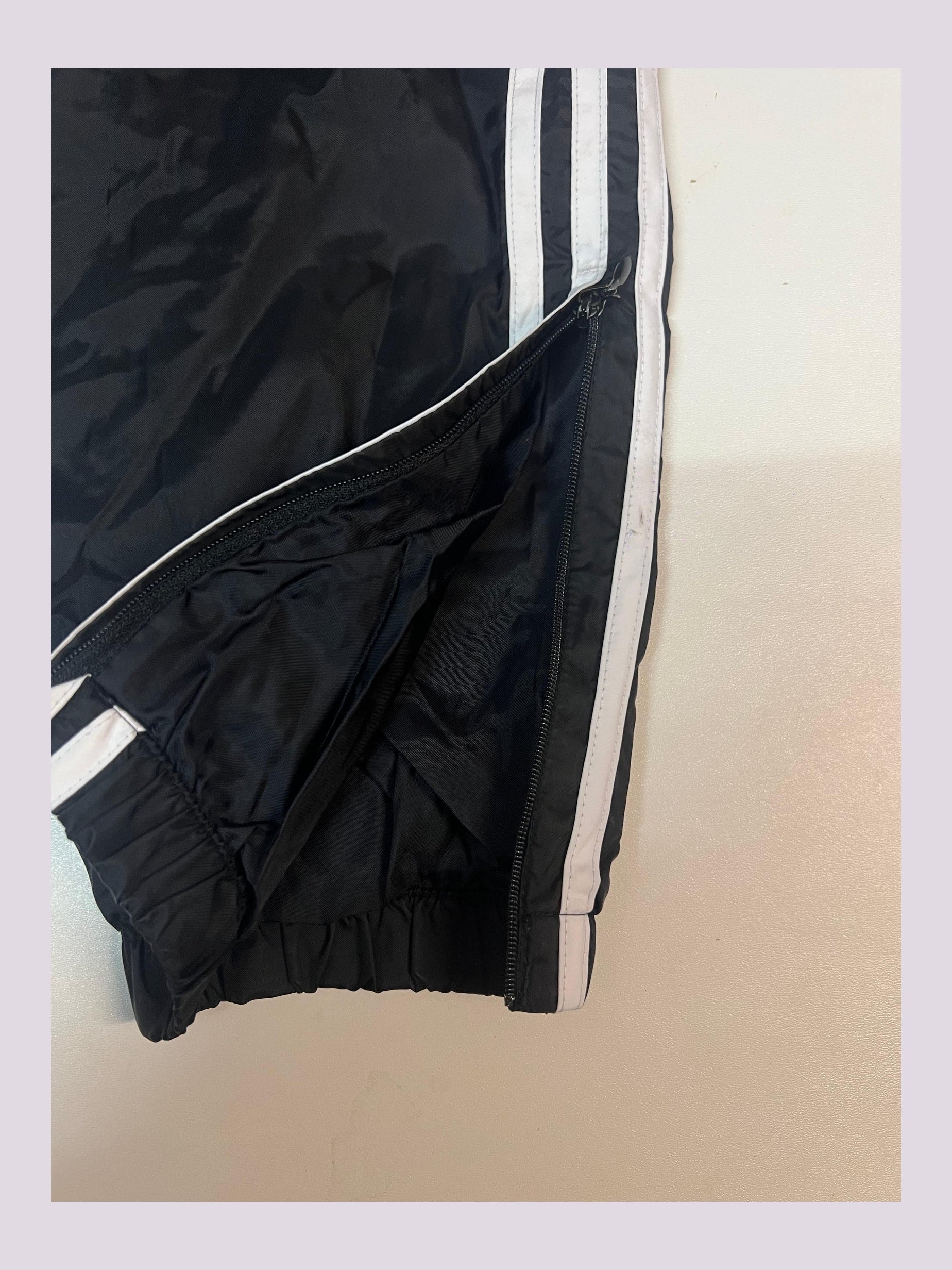 Entdecke unsere Vintage Track Pants von Nike und anderen Marken, erhältlich bei Valuxery.de - Dein Shop für trendige Vintage - Kleidung. Unsere Track Pants sind aus hochwertigen Materialien und