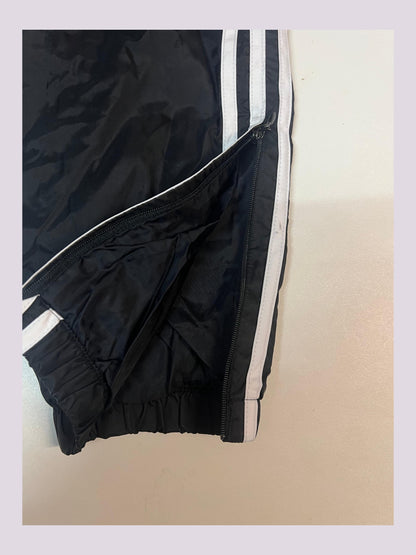 Entdecke unsere Vintage Track Pants von Nike und anderen Marken, erhältlich bei Valuxery.de - Dein Shop für trendige Vintage - Kleidung. Unsere Track Pants sind aus hochwertigen Materialien und