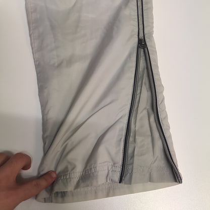 Entdecke unsere Vintage Track Pants von Nike und anderen Marken, erhältlich bei Valuxery.de - Dein Shop für trendige Vintage - Kleidung. Unsere Track Pants sind aus hochwertigen Materialien und