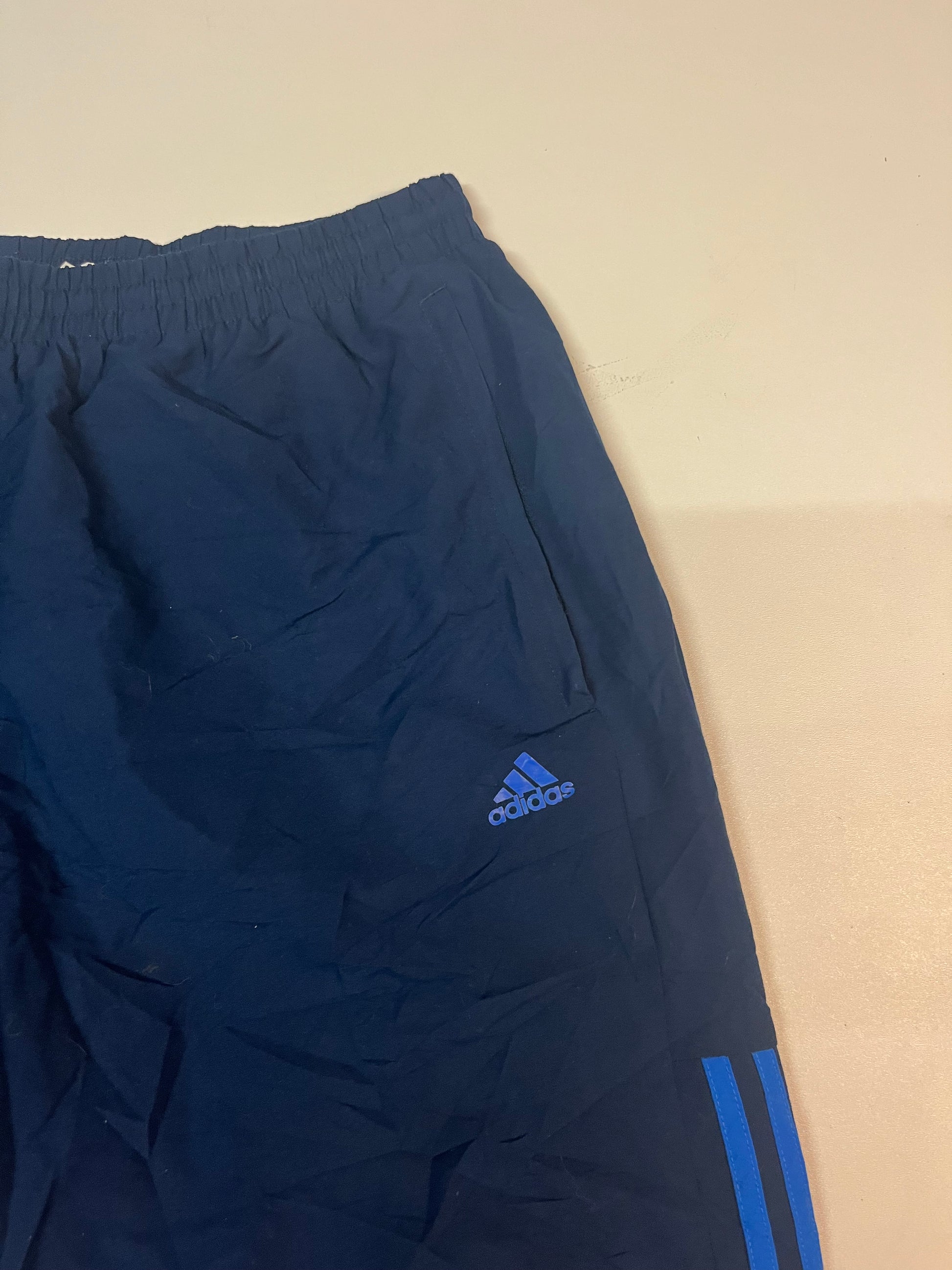 Entdecke unsere Vintage Track Pants von Nike und anderen Marken, erhältlich bei Valuxery.de - Dein Shop für trendige Vintage - Kleidung. Unsere Track Pants sind aus hochwertigen Materialien und