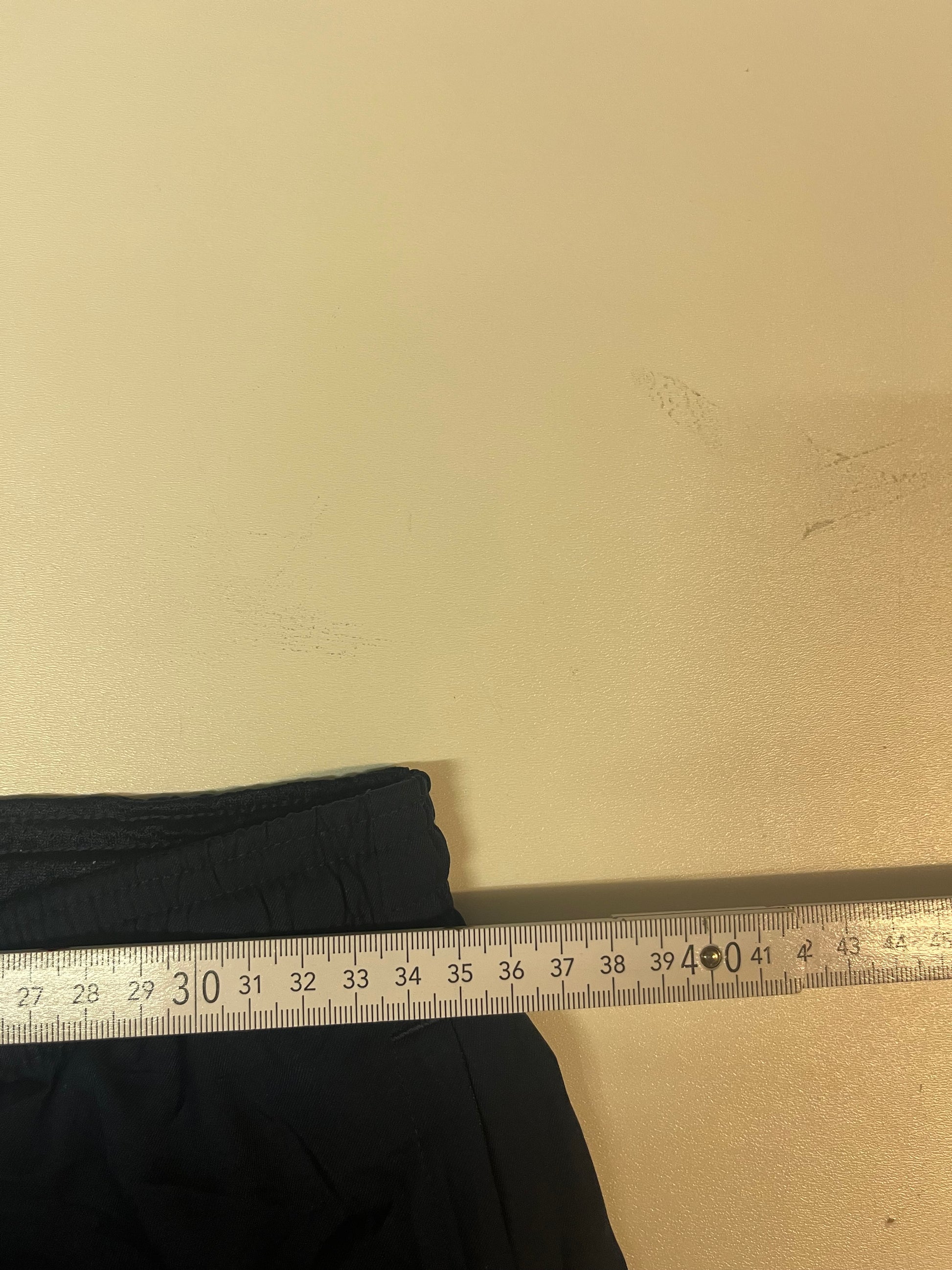 Entdecke unsere Vintage Track Pants von Nike und anderen Marken, erhältlich bei Valuxery.de - Dein Shop für trendige Vintage - Kleidung. Unsere Track Pants sind aus hochwertigen Materialien und