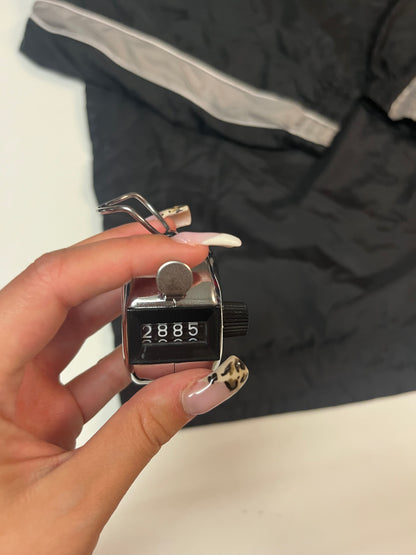 Entdecke unsere Vintage Track Pants von Nike und anderen Marken, erhältlich bei Valuxery.de - Dein Shop für trendige Vintage - Kleidung. Unsere Track Pants sind aus hochwertigen Materialien und