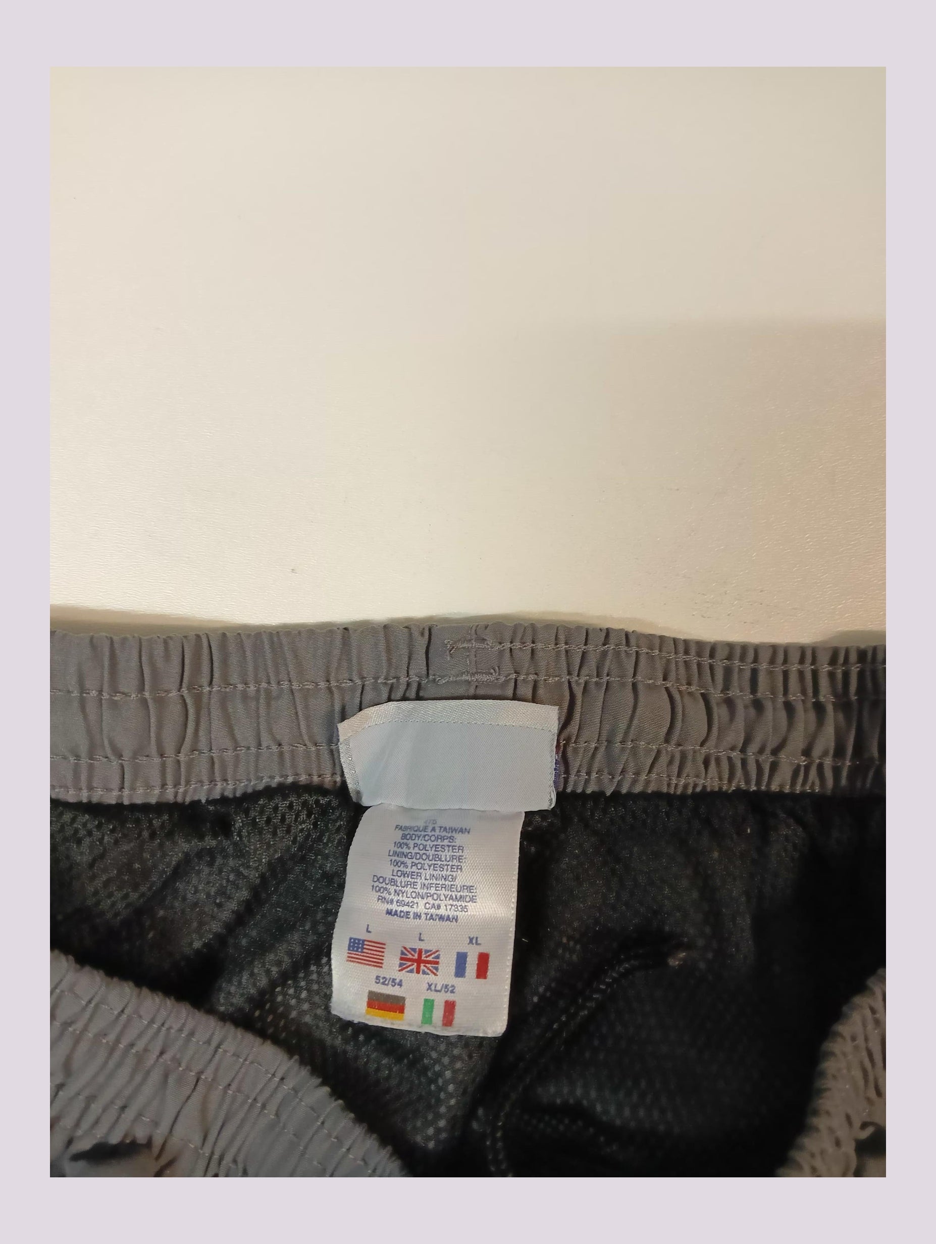 Entdecke unsere Vintage Track Pants von Nike und anderen Marken, erhältlich bei Valuxery.de - Dein Shop für trendige Vintage - Kleidung. Unsere Track Pants sind aus hochwertigen Materialien und