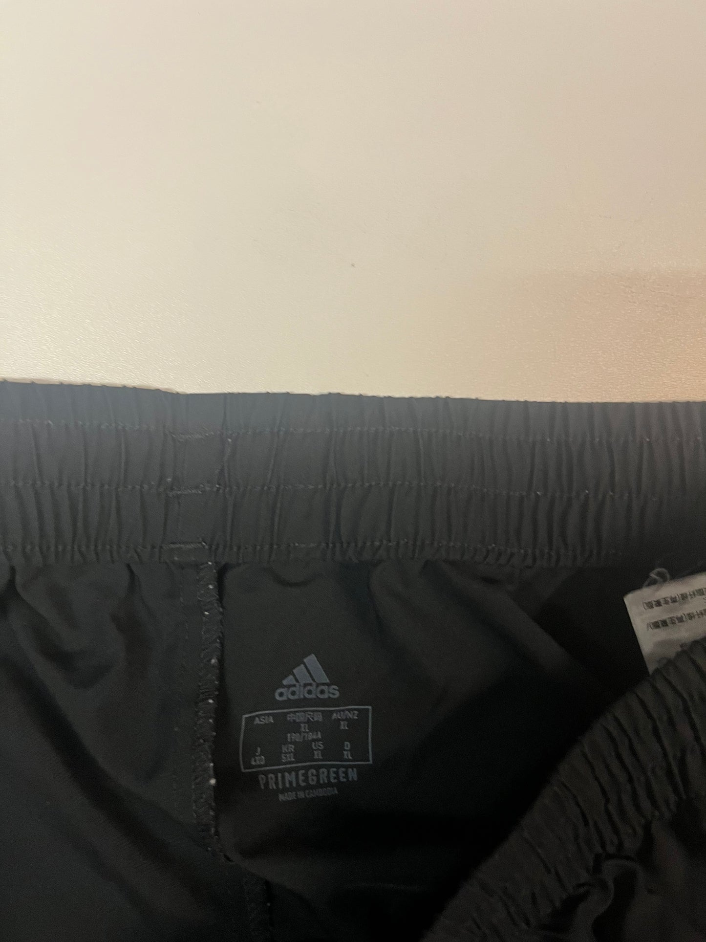 Entdecke unsere Vintage Track Pants von Nike und anderen Marken, erhältlich bei Valuxery.de - Dein Shop für trendige Vintage - Kleidung. Unsere Track Pants sind aus hochwertigen Materialien und