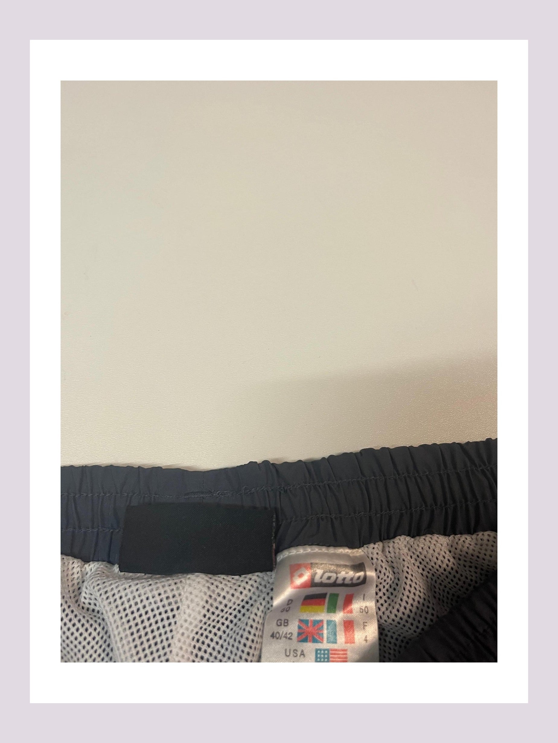 Entdecke unsere Vintage Track Pants von Nike und anderen Marken, erhältlich bei Valuxery.de - Dein Shop für trendige Vintage - Kleidung. Unsere Track Pants sind aus hochwertigen Materialien und