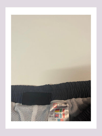 Entdecke unsere Vintage Track Pants von Nike und anderen Marken, erhältlich bei Valuxery.de - Dein Shop für trendige Vintage - Kleidung. Unsere Track Pants sind aus hochwertigen Materialien und