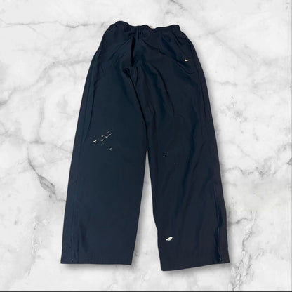 Entdecke unsere Vintage Track Pants von Nike und anderen Marken, erhältlich bei Valuxery.de - Dein Shop für trendige Vintage - Kleidung. Unsere Track Pants sind aus hochwertigen Materialien und