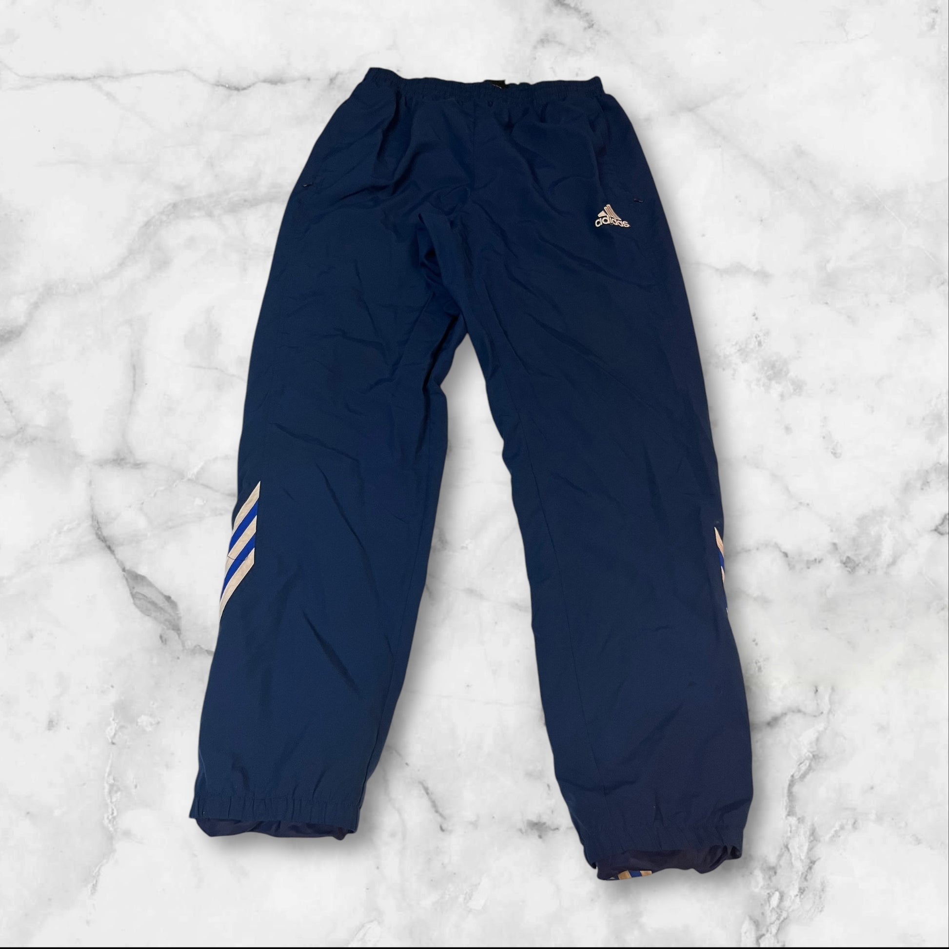 Entdecke unsere Vintage Track Pants von Nike und anderen Marken, erhältlich bei Valuxery.de - Dein Shop für trendige Vintage - Kleidung. Unsere Track Pants sind aus hochwertigen Materialien und