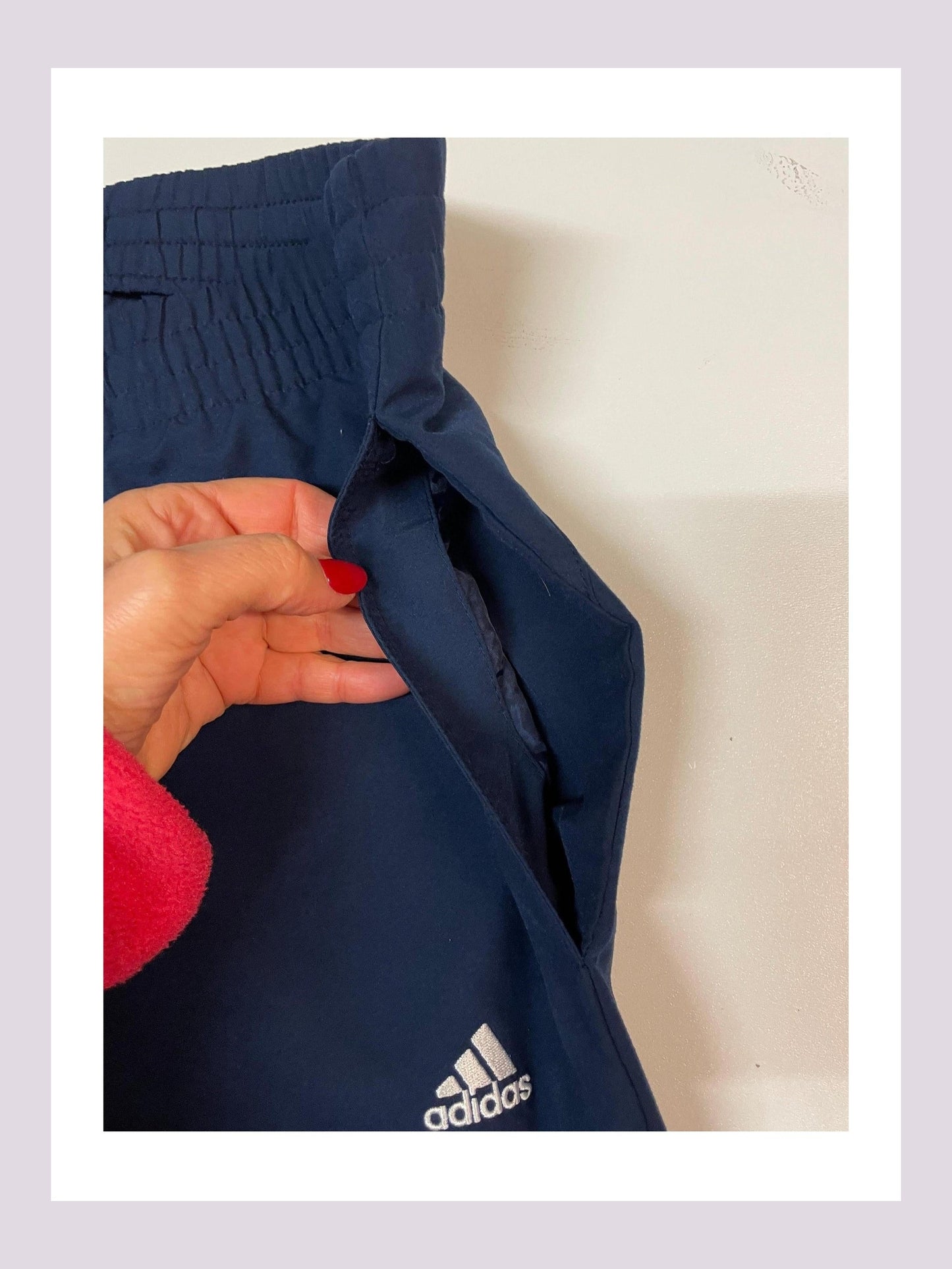 Entdecke unsere Vintage Track Pants von Nike und anderen Marken, erhältlich bei Valuxery.de - Dein Shop für trendige Vintage - Kleidung. Unsere Track Pants sind aus hochwertigen Materialien und