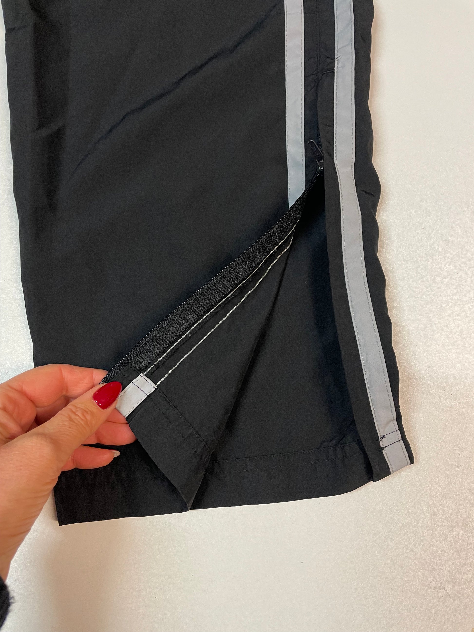 Entdecke unsere Vintage Track Pants von Nike und anderen Marken, erhältlich bei Valuxery.de - Dein Shop für trendige Vintage - Kleidung. Unsere Track Pants sind aus hochwertigen Materialien und