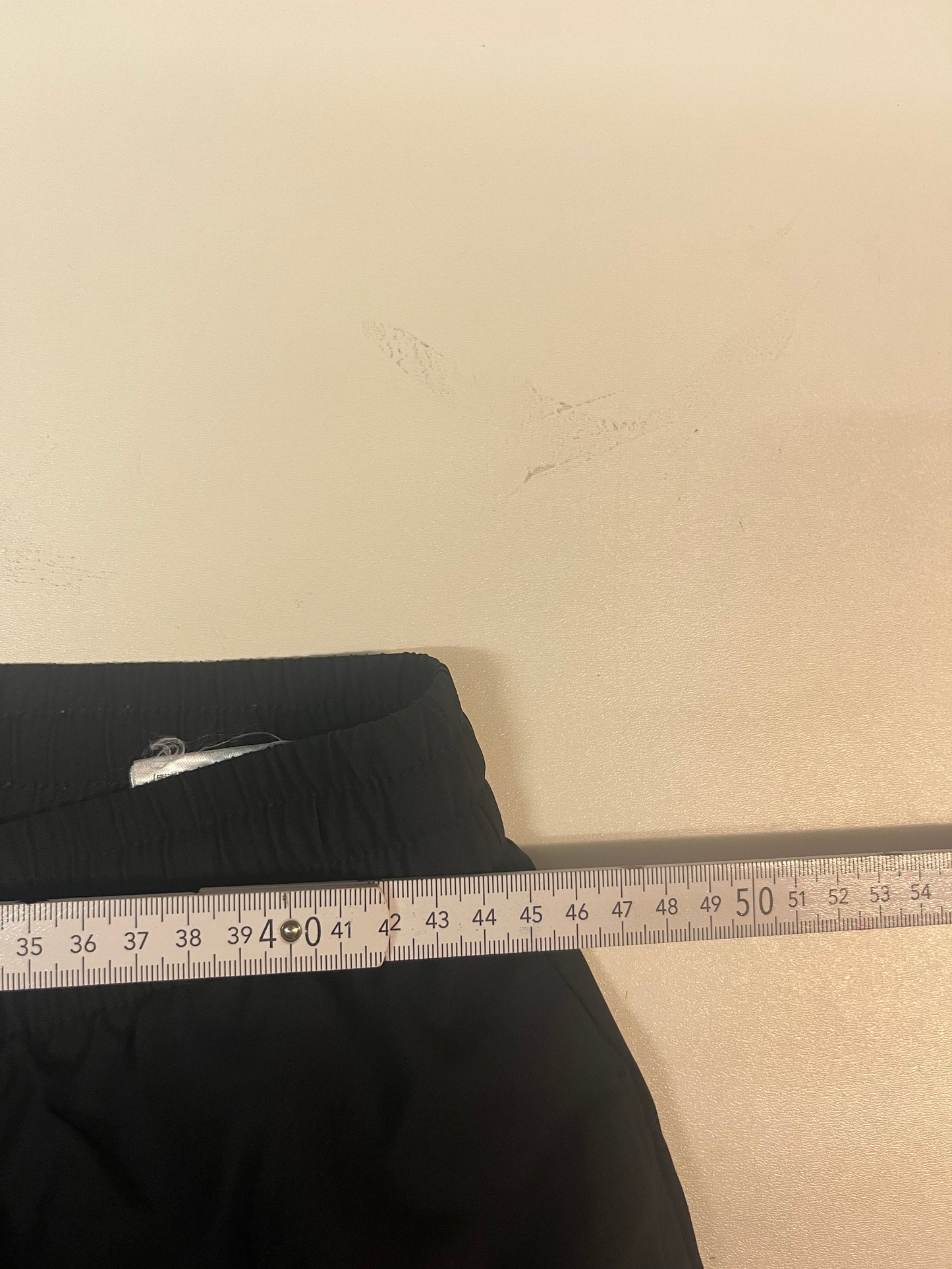 Entdecke unsere Vintage Track Pants von Nike und anderen Marken, erhältlich bei Valuxery.de - Dein Shop für trendige Vintage - Kleidung. Unsere Track Pants sind aus hochwertigen Materialien und