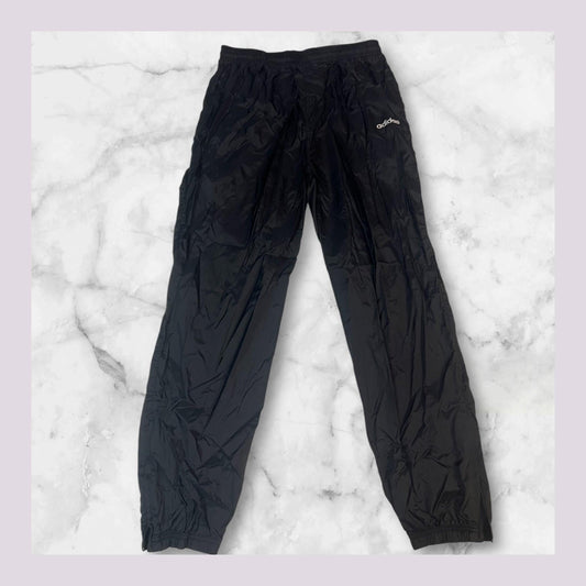 Entdecke unsere Vintage Track Pants von Nike und anderen Marken, erhältlich bei Valuxery.de - Dein Shop für trendige Vintage - Kleidung. Unsere Track Pants sind aus hochwertigen Materialien und