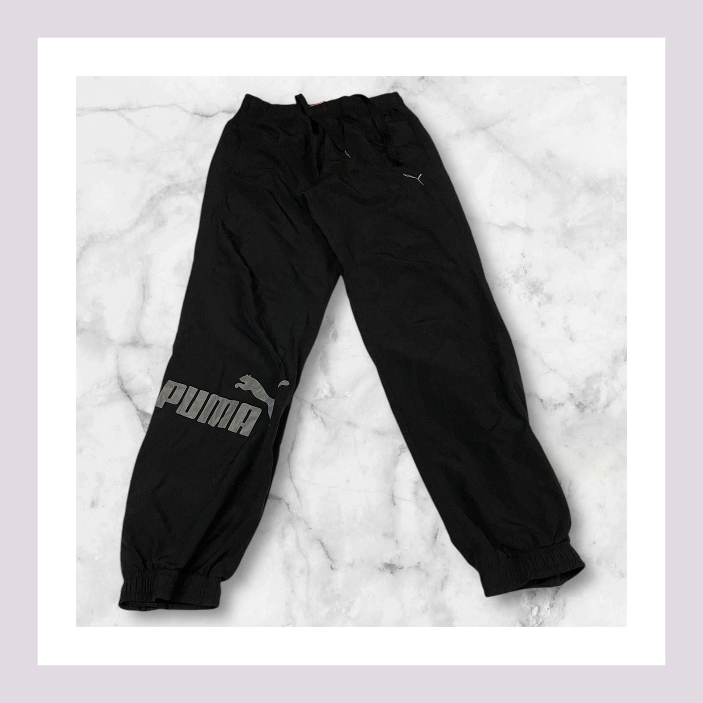 Entdecke unsere Vintage Track Pants von Nike und anderen Marken, erhältlich bei Valuxery.de - Dein Shop für trendige Vintage - Kleidung. Unsere Track Pants sind aus hochwertigen Materialien und