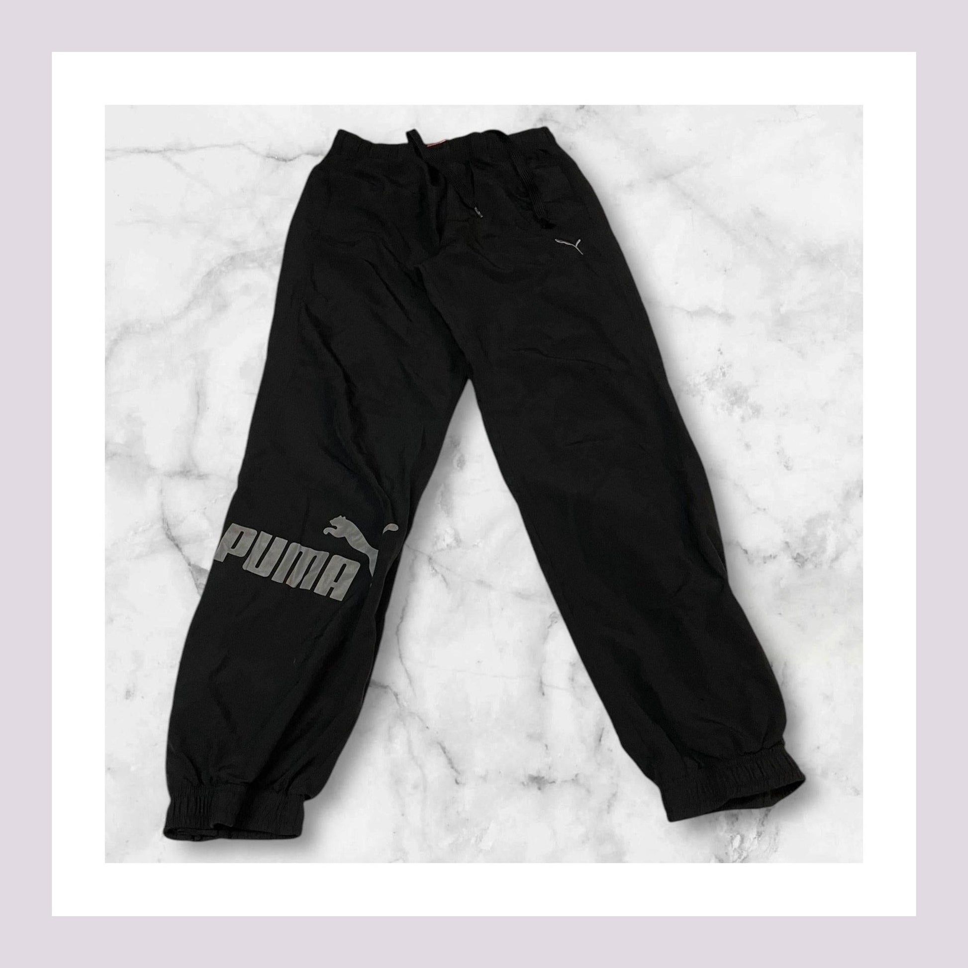 Entdecke unsere Vintage Track Pants von Nike und anderen Marken, erhältlich bei Valuxery.de - Dein Shop für trendige Vintage - Kleidung. Unsere Track Pants sind aus hochwertigen Materialien und
