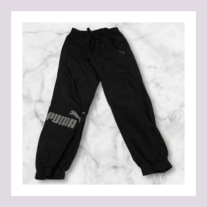 Entdecke unsere Vintage Track Pants von Nike und anderen Marken, erhältlich bei Valuxery.de - Dein Shop für trendige Vintage - Kleidung. Unsere Track Pants sind aus hochwertigen Materialien und