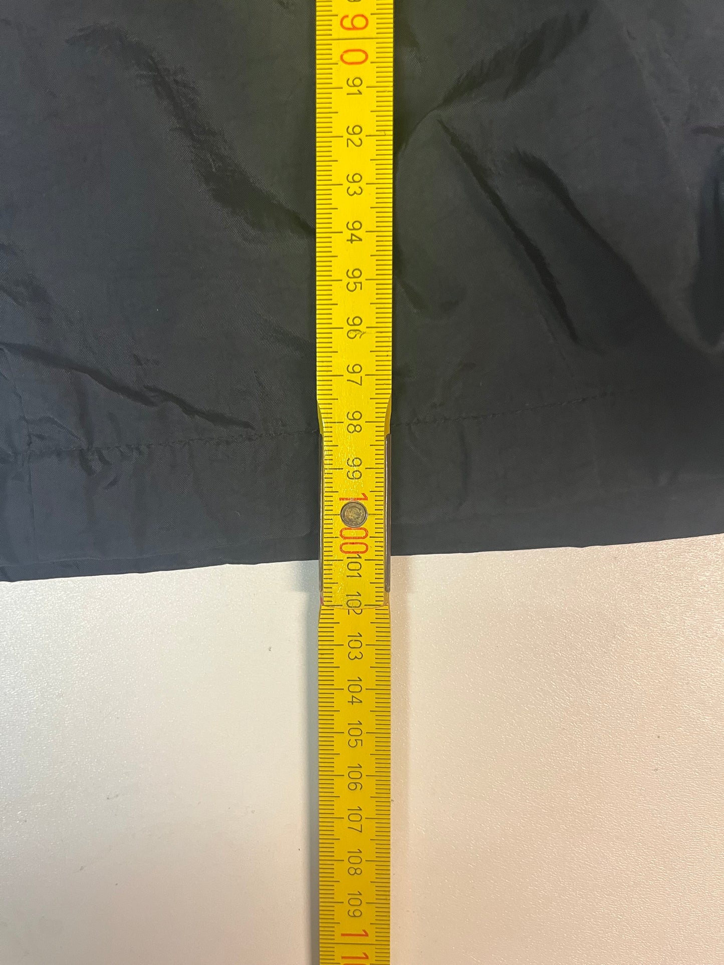 Entdecke unsere Vintage Track Pants von Nike und anderen Marken, erhältlich bei Valuxery.de - Dein Shop für trendige Vintage - Kleidung. Unsere Track Pants sind aus hochwertigen Materialien und