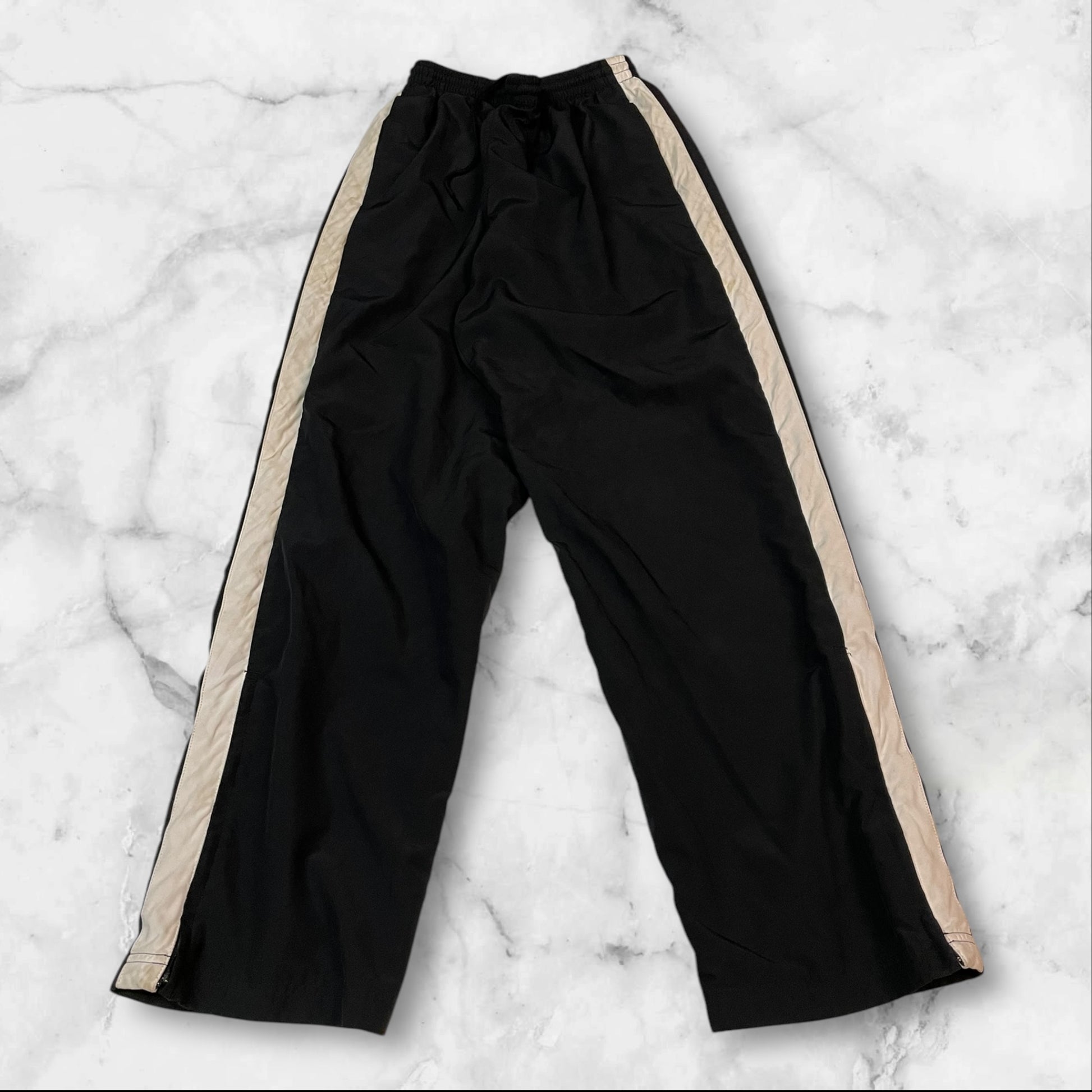 Entdecke unsere Vintage Track Pants von Nike und anderen Marken, erhältlich bei Valuxery.de - Dein Shop für trendige Vintage - Kleidung. Unsere Track Pants sind aus hochwertigen Materialien und