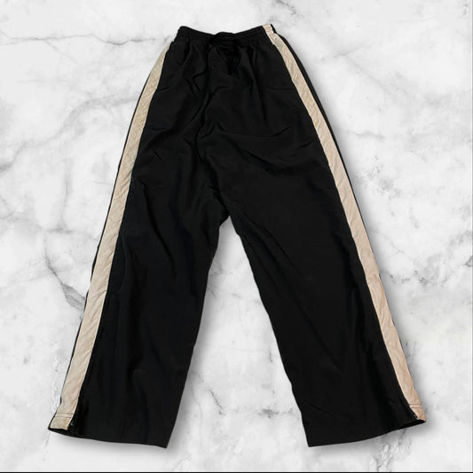Entdecke unsere Vintage Track Pants von Nike und anderen Marken, erhältlich bei Valuxery.de - Dein Shop für trendige Vintage - Kleidung. Unsere Track Pants sind aus hochwertigen Materialien und