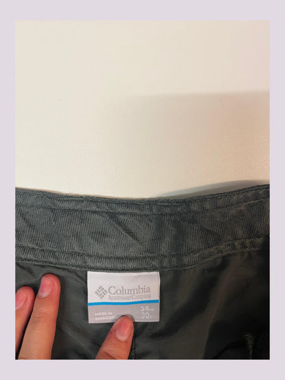 Entdecke unsere Vintage Track Pants von Nike und anderen Marken, erhältlich bei Valuxery.de - Dein Shop für trendige Vintage - Kleidung. Unsere Track Pants sind aus hochwertigen Materialien und