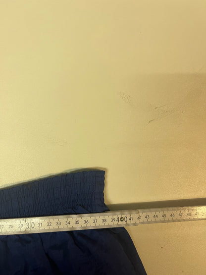 Entdecke unsere Vintage Track Pants von Nike und anderen Marken, erhältlich bei Valuxery.de - Dein Shop für trendige Vintage - Kleidung. Unsere Track Pants sind aus hochwertigen Materialien und