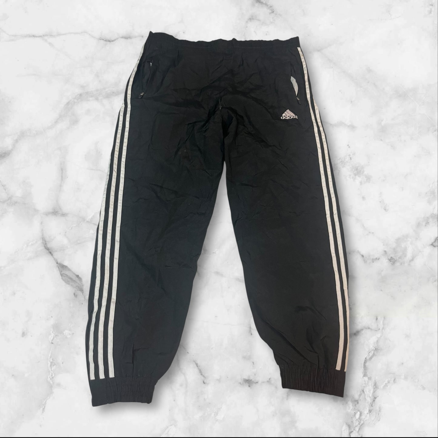 Entdecke unsere Vintage Track Pants von Nike und anderen Marken, erhältlich bei Valuxery.de - Dein Shop für trendige Vintage - Kleidung. Unsere Track Pants sind aus hochwertigen Materialien und