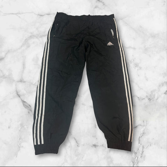 Entdecke unsere Vintage Track Pants von Nike und anderen Marken, erhältlich bei Valuxery.de - Dein Shop für trendige Vintage - Kleidung. Unsere Track Pants sind aus hochwertigen Materialien und