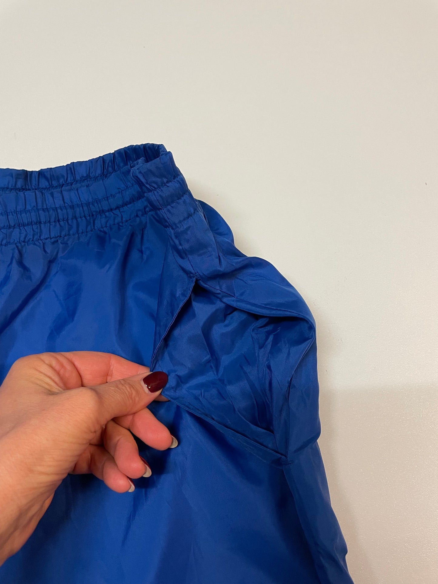 Entdecke unsere Vintage Track Pants von Nike und anderen Marken, erhältlich bei Valuxery.de - Dein Shop für trendige Vintage - Kleidung. Unsere Track Pants sind aus hochwertigen Materialien und