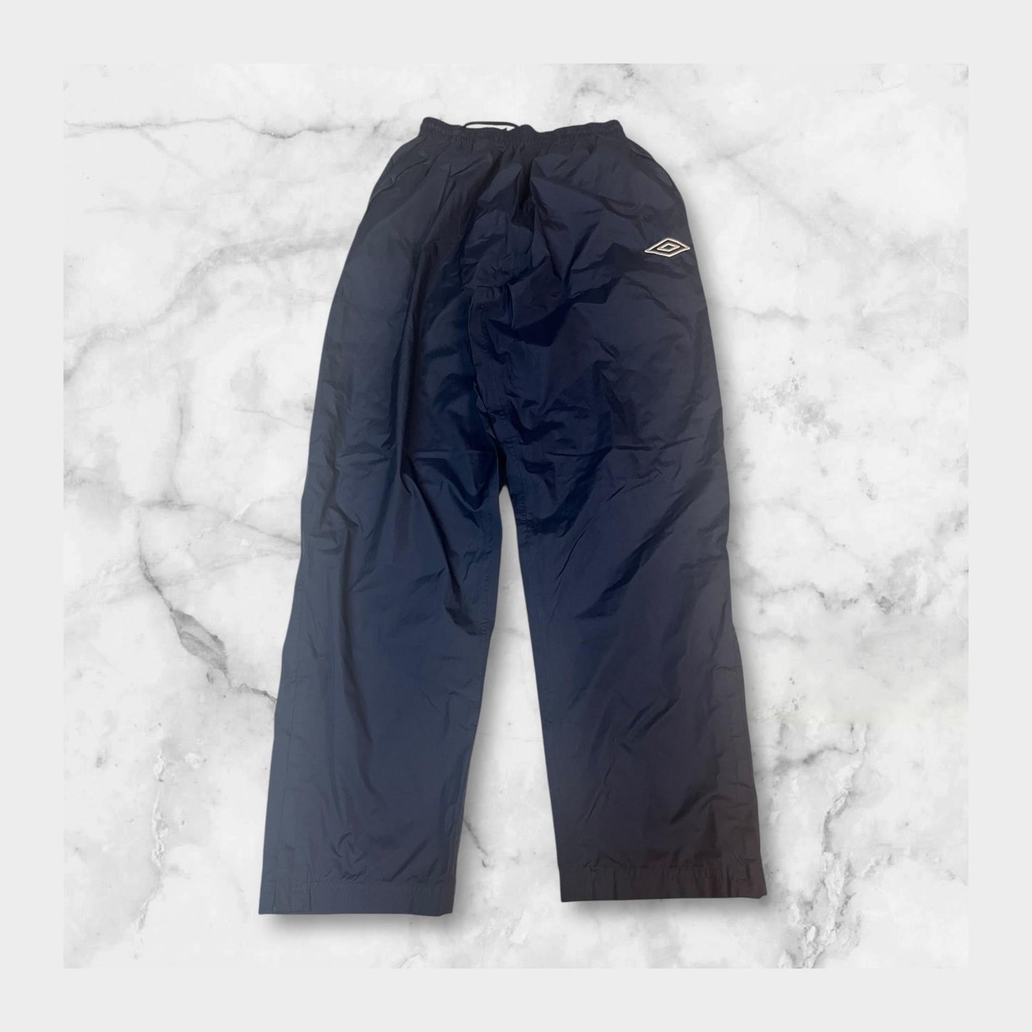 Entdecke unsere Vintage Track Pants von Nike und anderen Marken, erhältlich bei Valuxery.de - Dein Shop für trendige Vintage - Kleidung. Unsere Track Pants sind aus hochwertigen Materialien und