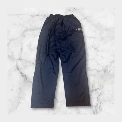 Entdecke unsere Vintage Track Pants von Nike und anderen Marken, erhältlich bei Valuxery.de - Dein Shop für trendige Vintage - Kleidung. Unsere Track Pants sind aus hochwertigen Materialien und