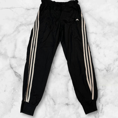 Entdecke unsere Vintage Track Pants von Nike und anderen Marken, erhältlich bei Valuxery.de - Dein Shop für trendige Vintage - Kleidung. Unsere Track Pants sind aus hochwertigen Materialien und