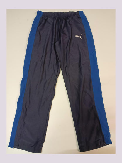 Entdecke unsere Vintage Track Pants von Nike und anderen Marken, erhältlich bei Valuxery.de - Dein Shop für trendige Vintage - Kleidung. Unsere Track Pants sind aus hochwertigen Materialien und