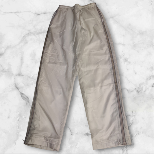 Entdecke unsere Vintage Track Pants von Nike und anderen Marken, erhältlich bei Valuxery.de - Dein Shop für trendige Vintage - Kleidung. Unsere Track Pants sind aus hochwertigen Materialien und