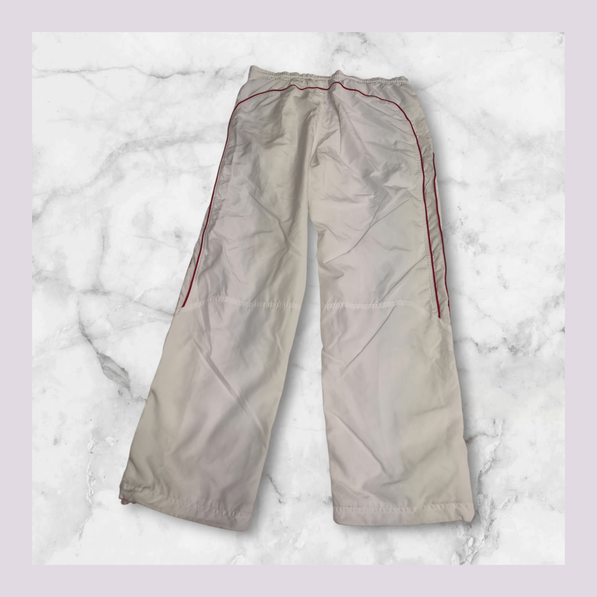 Entdecke unsere Vintage Track Pants von Nike und anderen Marken, erhältlich bei Valuxery.de - Dein Shop für trendige Vintage - Kleidung. Unsere Track Pants sind aus hochwertigen Materialien und