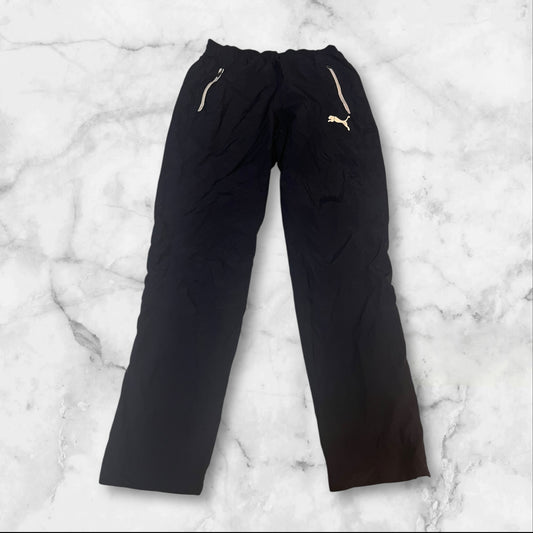 Entdecke unsere Vintage Track Pants von Nike und anderen Marken, erhältlich bei Valuxery.de - Dein Shop für trendige Vintage - Kleidung. Unsere Track Pants sind aus hochwertigen Materialien und