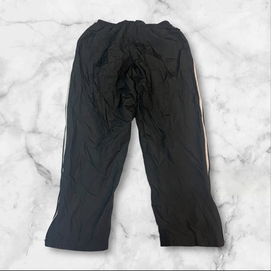 Entdecke unsere Vintage Track Pants von Nike und anderen Marken, erhältlich bei Valuxery.de - Dein Shop für trendige Vintage - Kleidung. Unsere Track Pants sind aus hochwertigen Materialien und