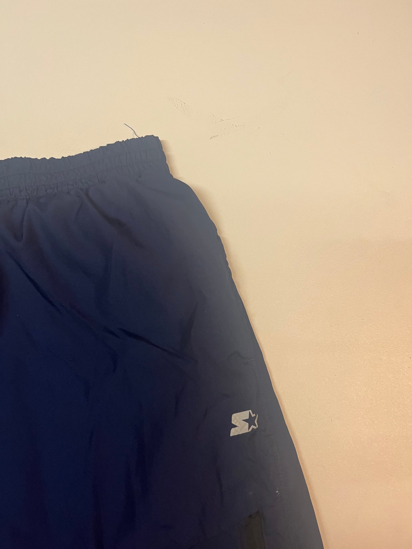 Entdecke unsere Vintage Track Pants von Nike und anderen Marken, erhältlich bei Valuxery.de - Dein Shop für trendige Vintage - Kleidung. Unsere Track Pants sind aus hochwertigen Materialien und