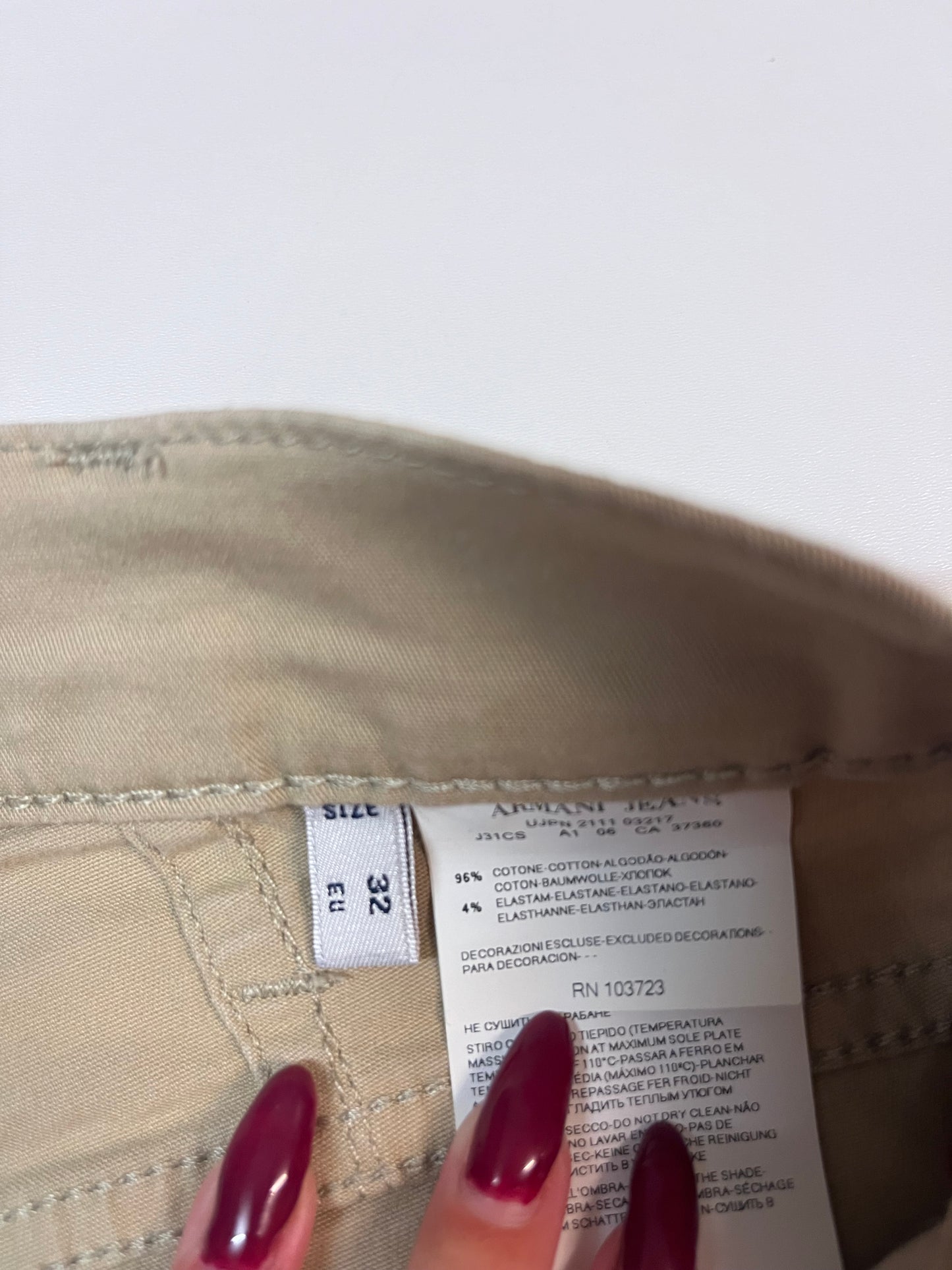 Entdecke unsere Vintage Track Pants von Nike und anderen Marken, erhältlich bei Valuxery.de - Dein Shop für trendige Vintage - Kleidung. Unsere Track Pants sind aus hochwertigen Materialien und