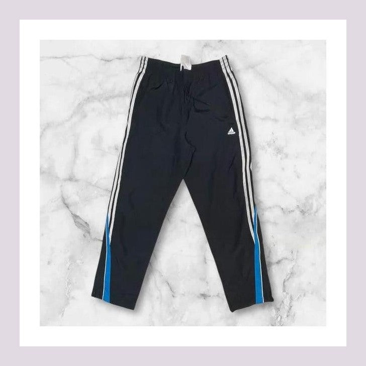 Entdecke unsere Vintage Track Pants von Nike und anderen Marken, erhältlich bei Valuxery.de - Dein Shop für trendige Vintage - Kleidung. Unsere Track Pants sind aus hochwertigen Materialien und