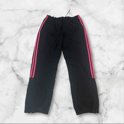 Entdecke unsere Vintage Track Pants von Nike und anderen Marken, erhältlich bei Valuxery.de - Dein Shop für trendige Vintage - Kleidung. Unsere Track Pants sind aus hochwertigen Materialien und