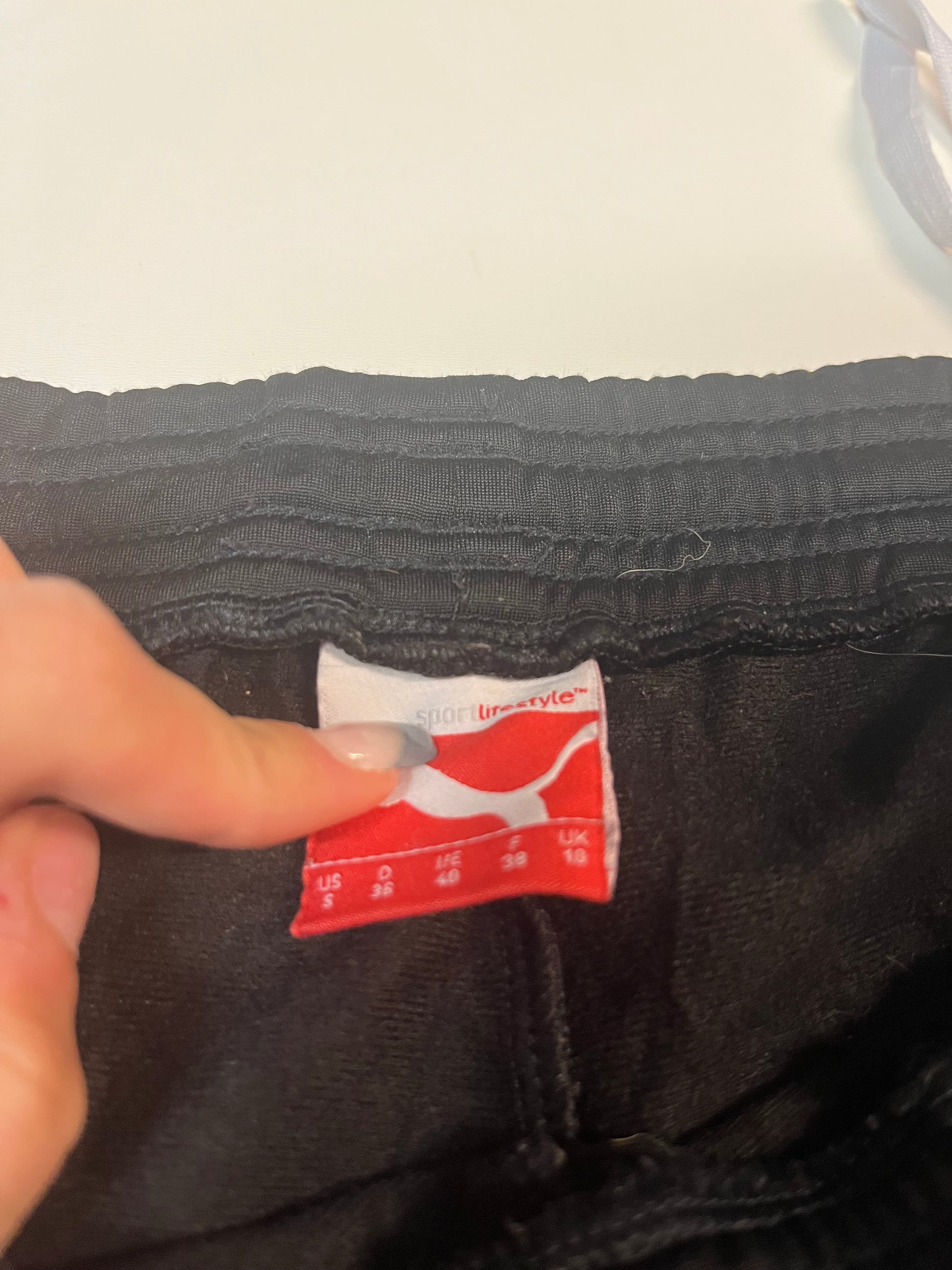 Entdecke unsere Vintage Track Pants von Nike und anderen Marken, erhältlich bei Valuxery.de - Dein Shop für trendige Vintage - Kleidung. Unsere Track Pants sind aus hochwertigen Materialien und